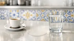 Café e chá a manchar os dentes? 10 hábitos simples para proteger o esmalte sem abdicar da bica