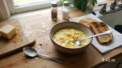 Ovos mexidos com 5 queijos: bem cremosos em 10 minutos (perfeitos para brunch)