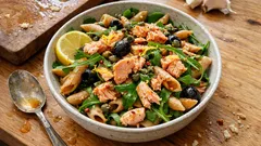 Salada de salmão com penne integral e rúcula: fresca, saciante e pronta num instante