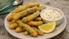 Peixinhos da horta bem crocantes: polme com água com gás e molho tártaro