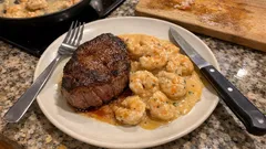 Bife do lombo com gambas: simples de fazer e com um molho cremoso irresistível