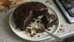 Bolo de chocolate fofo com ganache cremosa: receita fácil para dias de festa