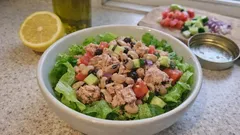 Salada de atum com feijão-frade: fresca, completa e pronta em 10 minutos