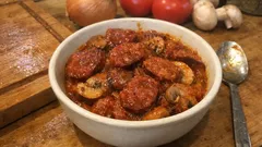 Salsichas com cogumelos e tomate: molho apurado com um toque de vinho branco