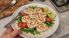 Rolinhos de salmão fumado com queijo-creme e lima: entrada fresca que se faz em 15 minutos