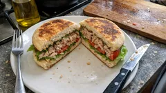 Hambúrguer de atum em bolo do caco caseiro: a sandes diferente que sabe mesmo a fim de semana