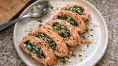 Rolo de salmão com espinafres: leve, cremoso e pronto em 20 minutos