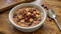Creme de feijão encarnado bem aveludado, com bacon estaladiço e croutons