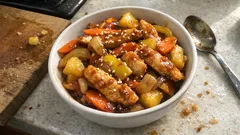 Tirinhas de frango salteadas com legumes e ananás — jantar rápido e cheio de sabor