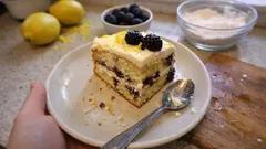 Bolo de limão com amoras: fofo, húmido e feito numa só taça