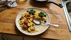 Brás de alheira com espinafres: jantar rápido e cremoso em 20 minutos