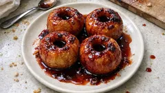 Maçãs assadas com calda de vinho tinto, mel e canela — sobremesa simples e perfumada