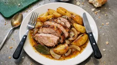 Pá de porco assada à padeiro: tudo no tabuleiro e batatas bem douradas