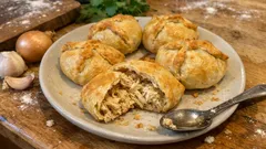 Empadas rústicas de galinha: massa quebrada estaladiça e recheio cremoso