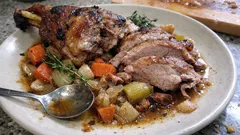 Cabrito pascal no forno com legumes e ervas — suculento e com molho do tabuleiro