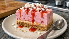 Semifrio de morango com manteiga de amendoim e suspiros — cremoso e sem forno