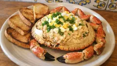 Sapateira natalícia recheada: cremosa, fresca e pronta a partilhar (com pickles e mostarda)