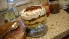 Doce da Casa em taça: camadas de bolacha e creme, ideal para fazer de véspera