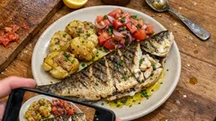 Robalo escalado com batatas a murro: receita simples, suculenta e com sabor a casa