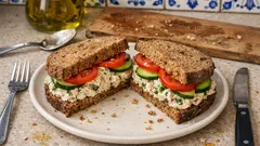 Sanduíche de frango e pepino com pão de centeio: pronta em minutos e bem fresca