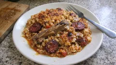 Arroz de entrecosto à moda do Minho: húmido, rico e com aquela crosta de forno