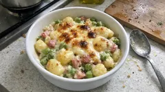 Gnocchi gratinado com ervilhas e fiambre: cremoso por dentro e dourado por cima