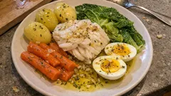 Bacalhau cozido com todos: ponto certo e azeite de alho que faz a diferença