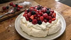 Pavlova de frutos vermelhos: merengue crocante por fora, macio por dentro e creme leve