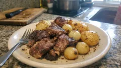 Borrego assado com citrinos e vinho branco: tenro, dourado e muito aromático