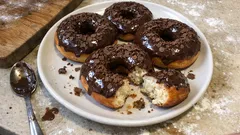 Donuts caseiros fofos com canela e cobertura de cacau — passo a passo simples