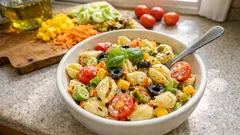 Salada de massa fresca com tomate-cereja e azeitonas — ideal para dias quentes e marmita