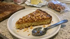 Tarte de amêndoa tradicional: base fofa e cobertura caramelizada bem crocante