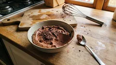 Mousse de chocolate negro cremosa e leve: a receita clássica que sai sempre bem