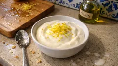 Mousse de iogurte com limão: cremosa, fresca e com a textura firme certa