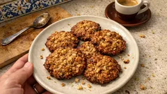 Bolachas crocantes de noz e aveia: simples, estaladiças e perfeitas com café