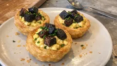 Cestinhos de massa folhada com ovo e morcela: crocantes por fora, cremosos por dentro