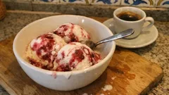 Gelado de frutos vermelhos e coco sem máquina — cremoso e com efeito marmoreado