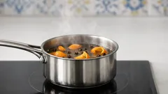Como tirar o cheiro a frito da cozinha com casca de tangerina e cravo-da-índia