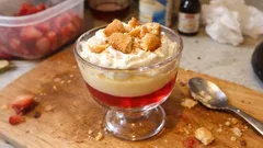 Doce fresco de gelatina em camadas: creme de leite condensado e chantili bem firme