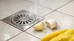 Esfregar alho nas grelhas do esgoto: truque caseiro para cortar o mau cheiro