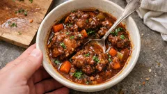 Rabo de boi guisado com vinho tinto: carne a desfazer-se e molho aveludado