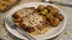 Costeletas cremosas com molho de pimentas e batata assada — jantar caseiro sem complicar