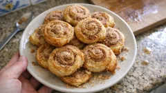 Folhadinhos de canela estaladiços: receita rápida com massa folhada e açúcar caramelizado