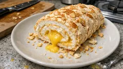 Torta de claras e amêndoa com doce de ovos: leve, húmida e fácil de enrolar