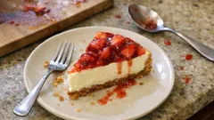 Cheesecake de morango sem forno: cremoso, firme e com base crocante