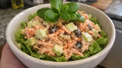 Salada de cenoura e maçã verde com nozes e passas — fresca e cremosa