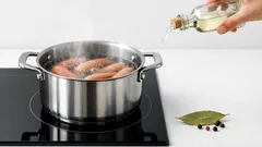 O truque do vinagre para aquecer salsichas sem rebentar a tripa