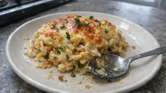 Bacalhau camuflado no forno: cremoso, com batata palha e topo bem gratinado