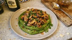 Panquecas salgadas de espinafres com cogumelos: fofas, rápidas e cheias de sabor