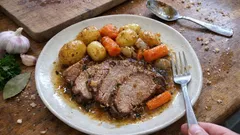 Vitela campestre no forno: assado tenro com batatinhas e vinho branco